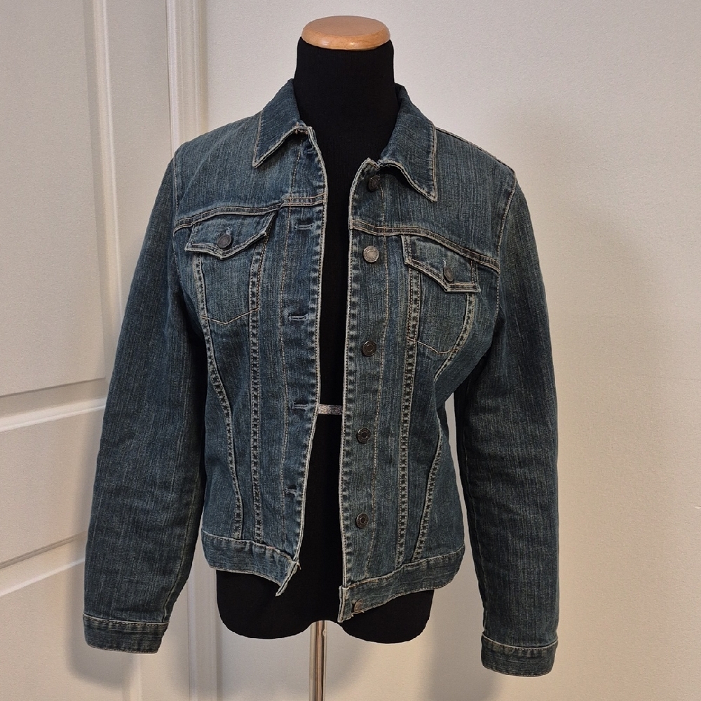 GAP Blue Jean Jacket with Classic Trucker Style and Fitted Silhouette